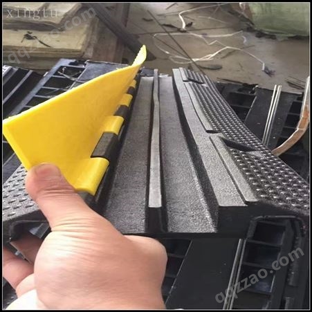 河北兴途厂家直供PVC线槽减速带 橡胶电缆保护槽 压线板 橡胶大口单线槽减速带批发