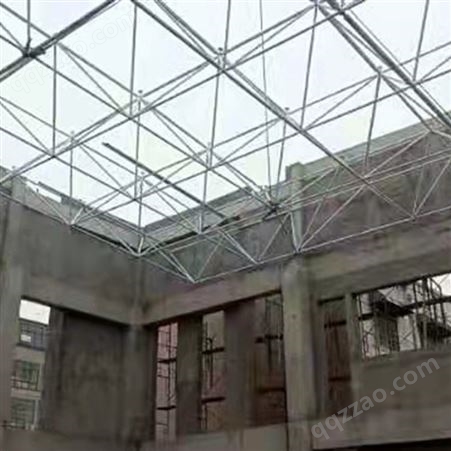 华轩钢结构 专业定制安装加工中学风雨操场网架 工期短质量高